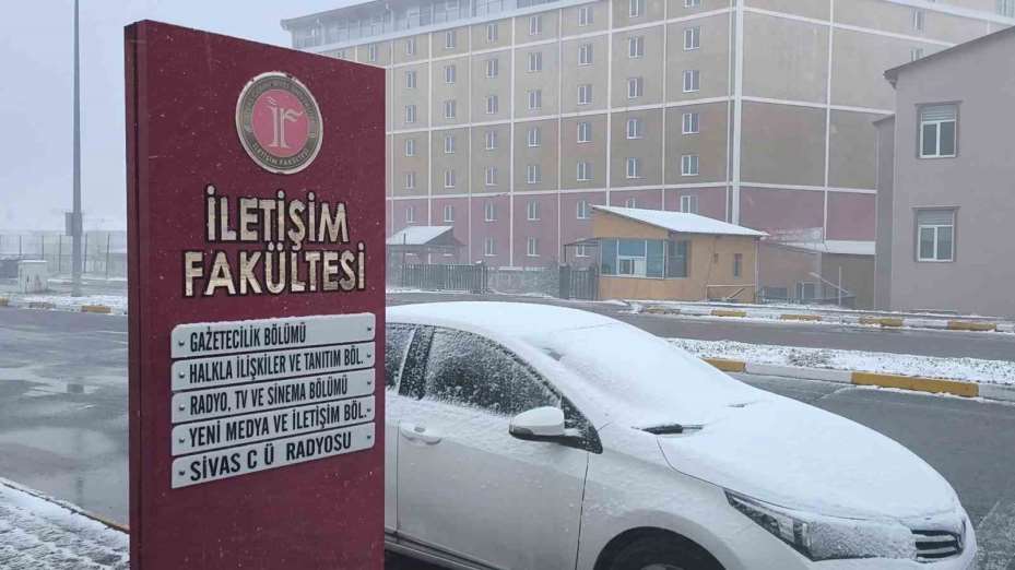 Sivas’ta kar ve tipi etkili oldu