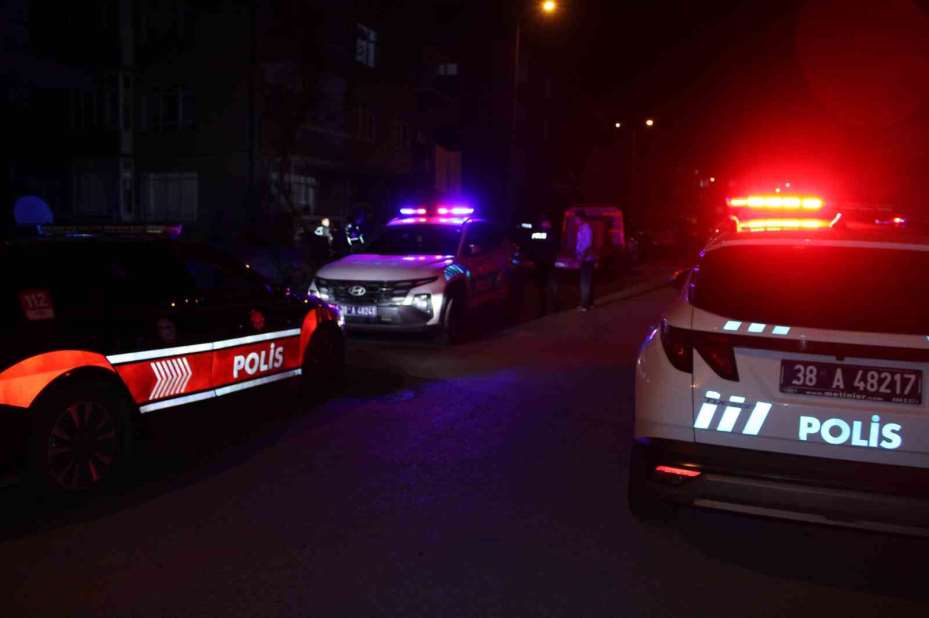 Husumetlisini evin bahçesinde vurdu