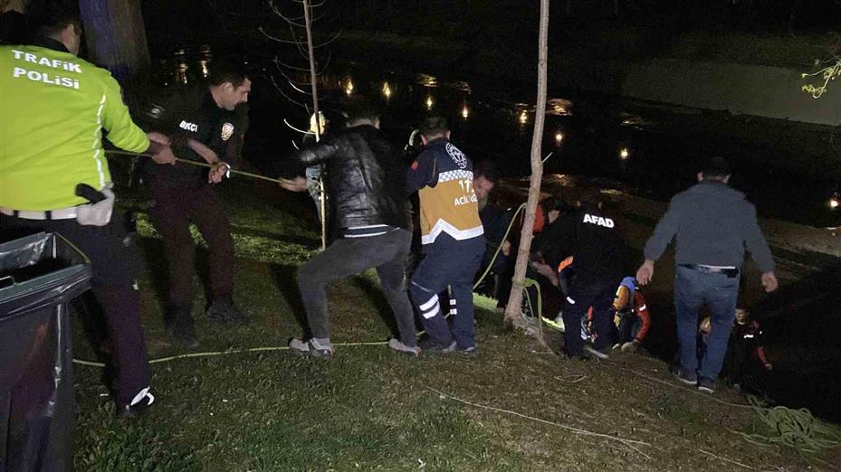 Suyu olmayan Porsuk Çayı’na balıklama atlayan ve balçığa saplanan adam yaralandı