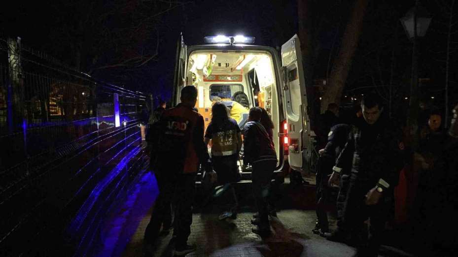 Suyu olmayan Porsuk Çayı’na balıklama atlayan ve balçığa saplanan adam yaralandı