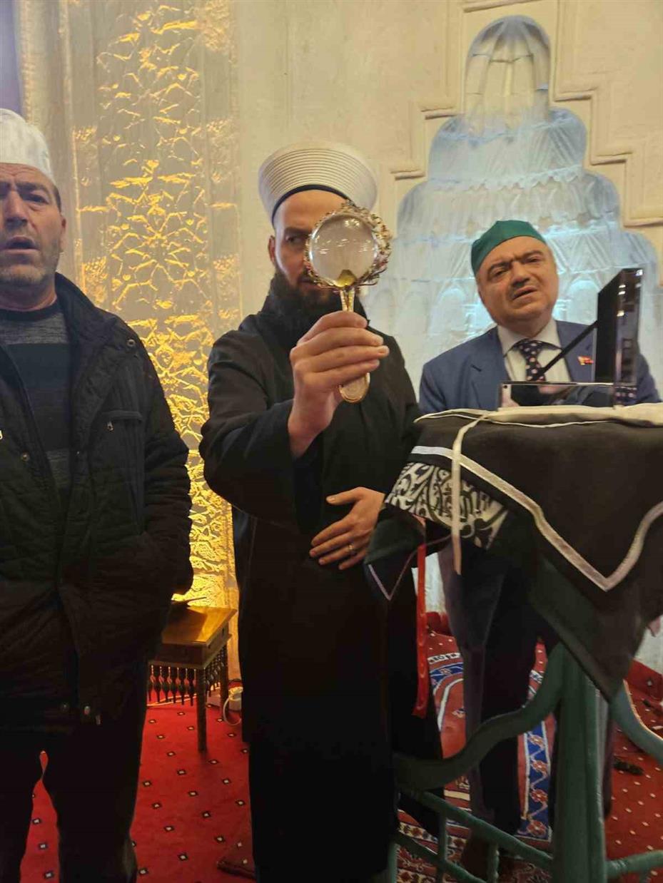 Sivrihisar Ulu Camii’ne Saç-ı Şerif’i bağışladı