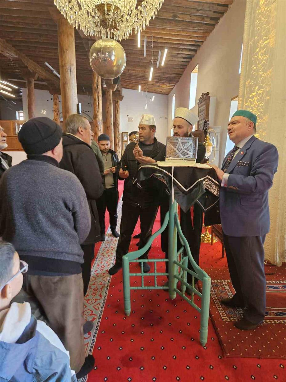 Sivrihisar Ulu Camii’ne Saç-ı Şerif’i bağışladı