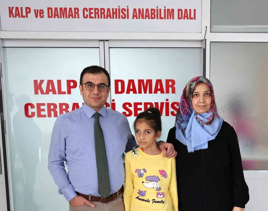 9 yaşındaki Mina, mitral kapak tamir yöntemi ile iyileşti
