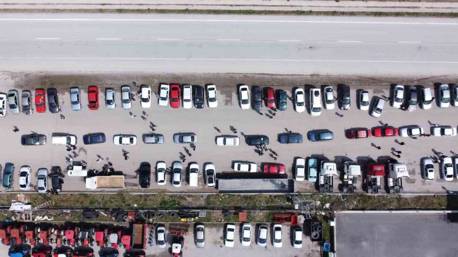 İkinci el oto pazarındaki araçlara bakan çok, alan yok