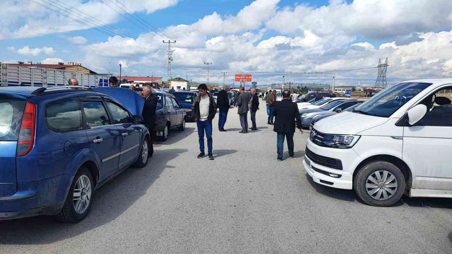 İkinci el oto pazarındaki araçlara bakan çok, alan yok