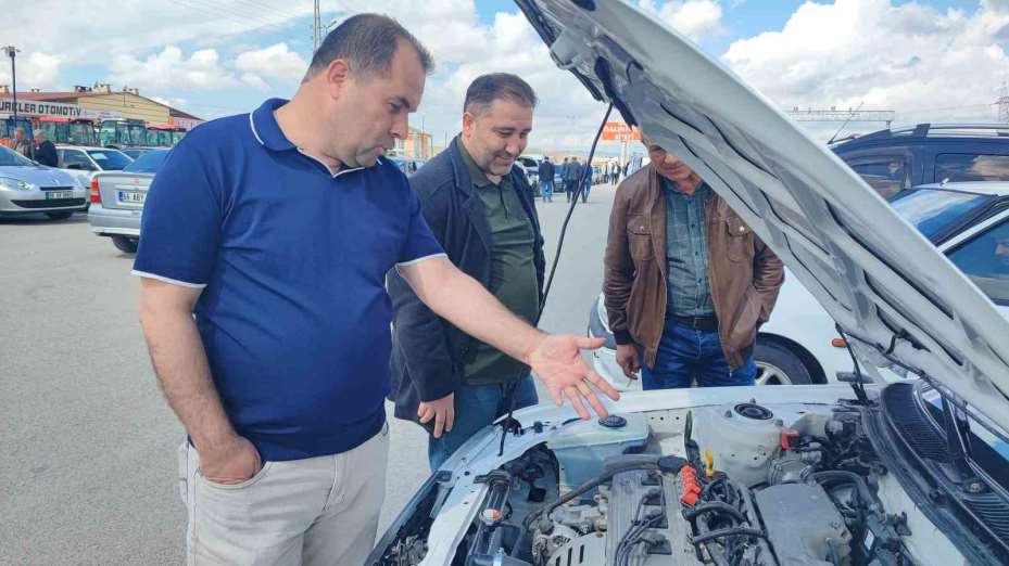 İkinci el oto pazarındaki araçlara bakan çok, alan yok