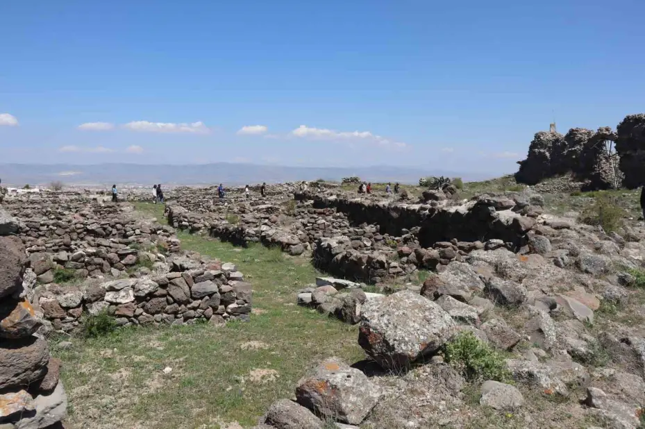 Tarih öğretmenleri Osmanlı Devleti’nden miras kalan Karacahisar Kalesi’ni gezdi