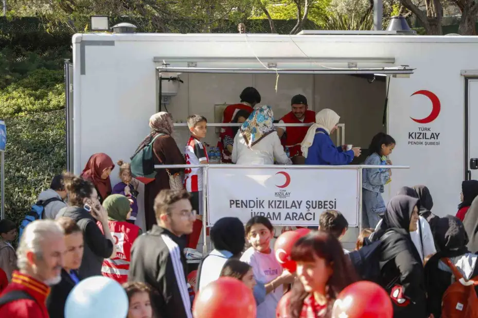 Türk Kızılay İstanbul depremi sonrası beslenme desteğiyle toplanma alanlarında