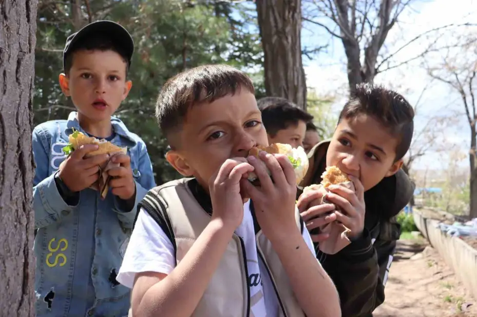 İlk hamburgerlerini liseli ablalarının ellerinden yediler