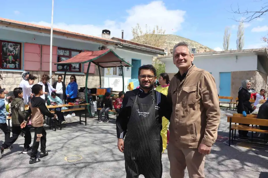 İlk hamburgerlerini liseli ablalarının ellerinden yediler