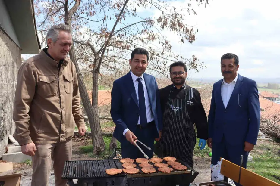 İlk hamburgerlerini liseli ablalarının ellerinden yediler