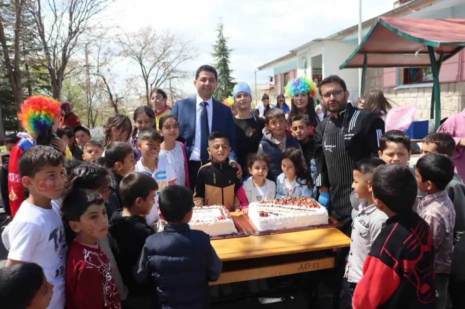 İlk hamburgerlerini liseli ablalarının ellerinden yediler
