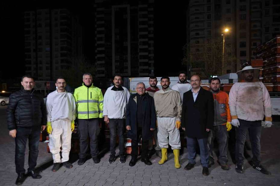 Başkan Büyükkılıç, şafak vakti üreticilere arılı kovan dağıttı