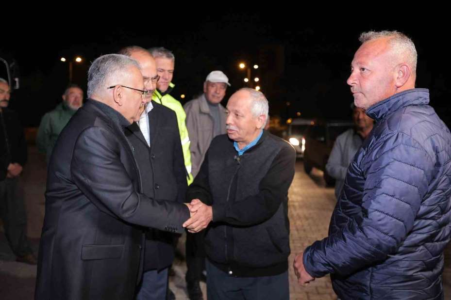 Başkan Büyükkılıç, şafak vakti üreticilere arılı kovan dağıttı