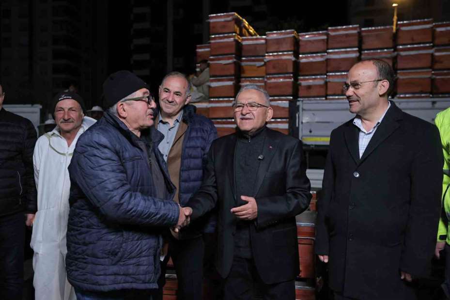 Başkan Büyükkılıç, şafak vakti üreticilere arılı kovan dağıttı