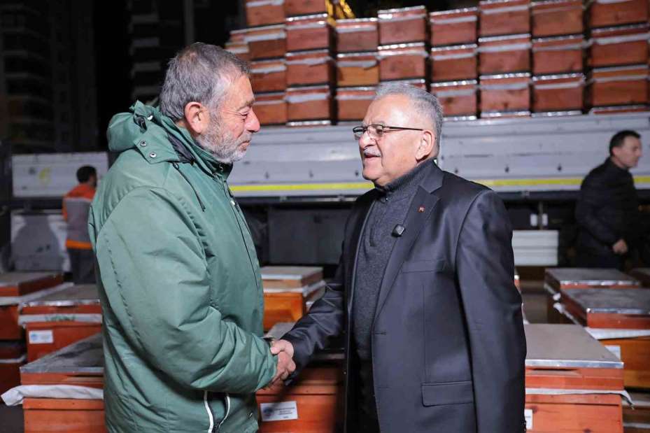 Başkan Büyükkılıç, şafak vakti üreticilere arılı kovan dağıttı