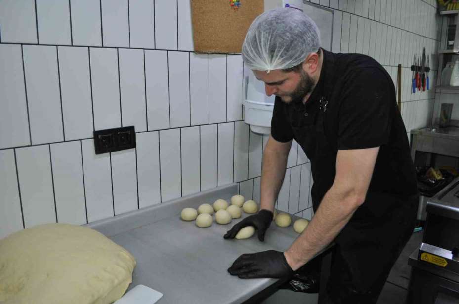 Milyonlarca borcu olan işletme sahibi içerisinde bulunduğu durumu mizaha vurdu