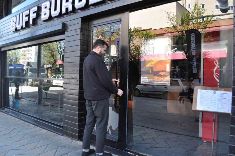Milyonlarca borcu olan işletme sahibi içerisinde bulunduğu durumu mizaha vurdu