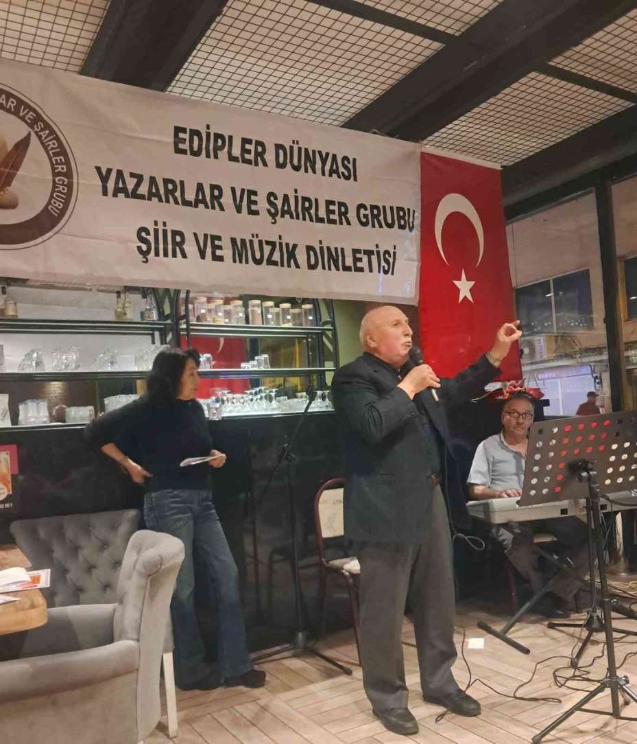 Eskişehir’de şiir ve müzik etkinliğine katılan şairler ve ozanlar, gezdikleri tarihi eserlere hayran kaldılar