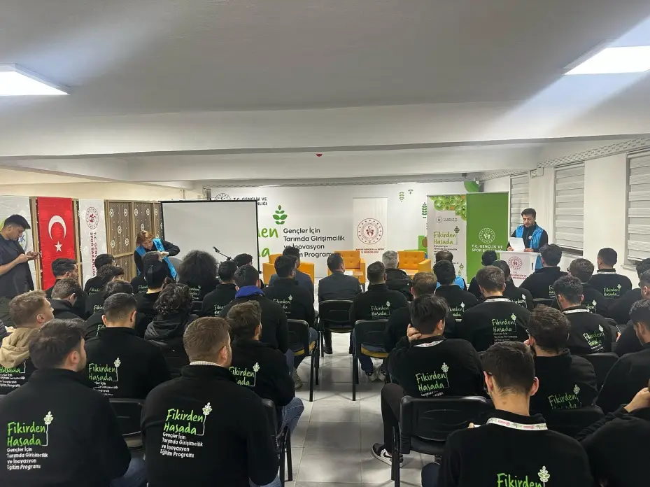 Hüyük’teki kampta gençler tarımı öğreniyor
