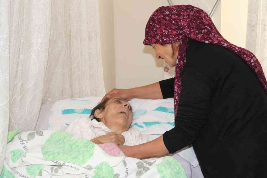 Yatağa bağlı annesine bakmak için belediyedeki işini bırakan kadın, diktiği tokalarla geçimini sağlıyor