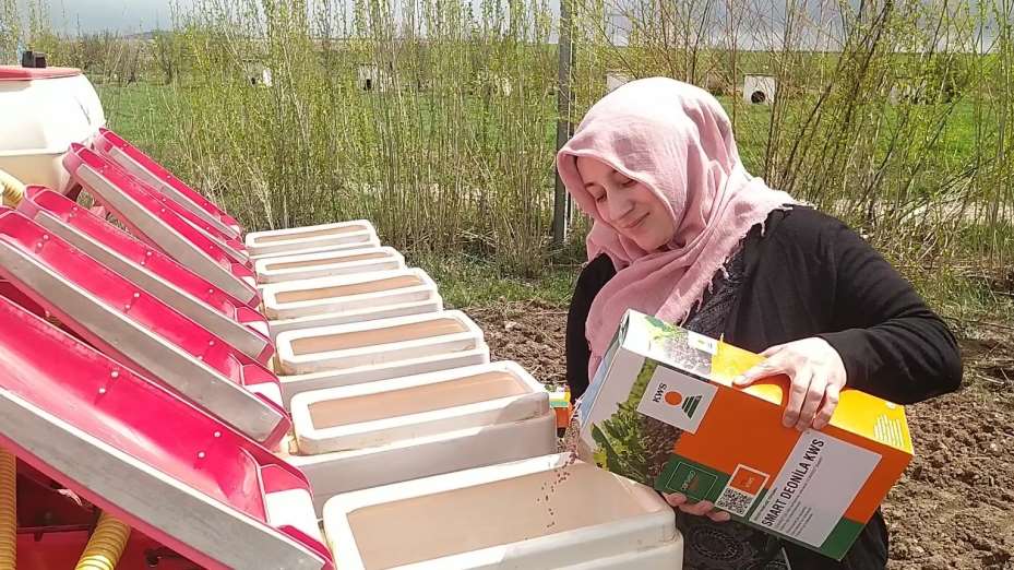 Traktörün direksiyonuna geçen kadın çiftçi, erkeklere taş çıkartıyor