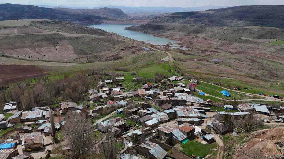 Baraj manzaralı asırlık musalla taşı, köy sakinleri alışsa da ilk kez görenleri ürkütüyor
