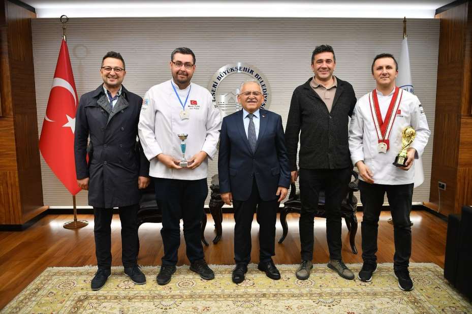 Başkan Büyükkılıç, kente katkı sağlayan misafirlerini makamında ağırladı