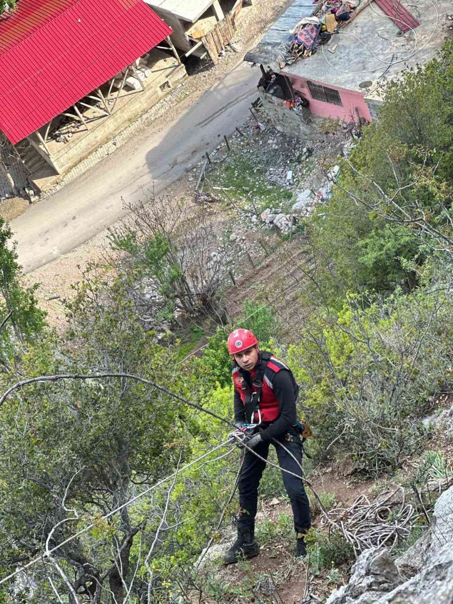 Kayalıklarda mahsur kalan 4 keçi 4 saatte kurtarıldı