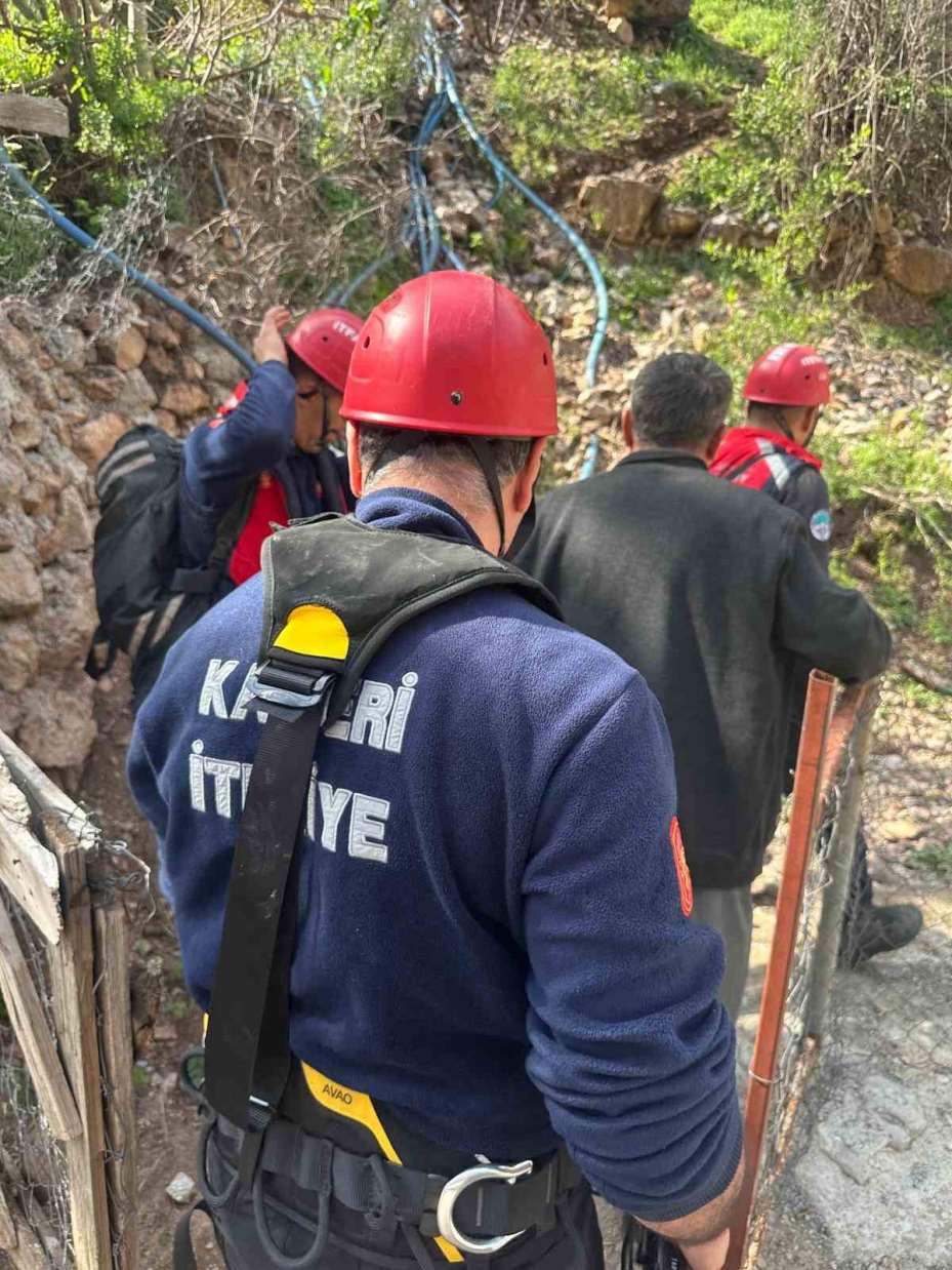 Kayalıklarda mahsur kalan 4 keçi 4 saatte kurtarıldı