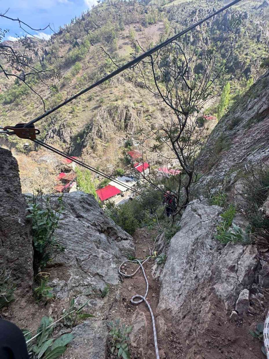 Kayalıklarda mahsur kalan 4 keçi 4 saatte kurtarıldı