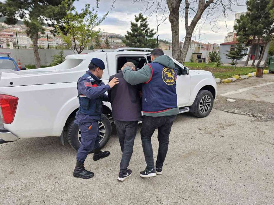Çatıya saklanan firari hükümlü jandarmanın film gibi operasyonu ile yakalandı