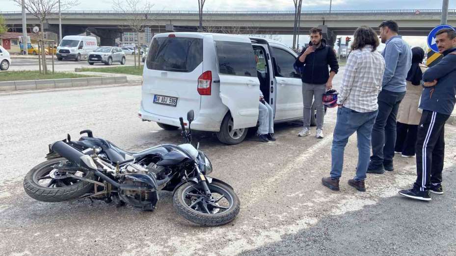 Motosikletle hafifi ticari aracın çarpıştığı kaza kamerada