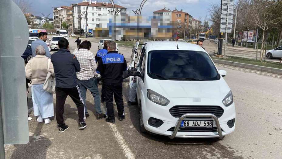 Motosikletle hafifi ticari aracın çarpıştığı kaza kamerada