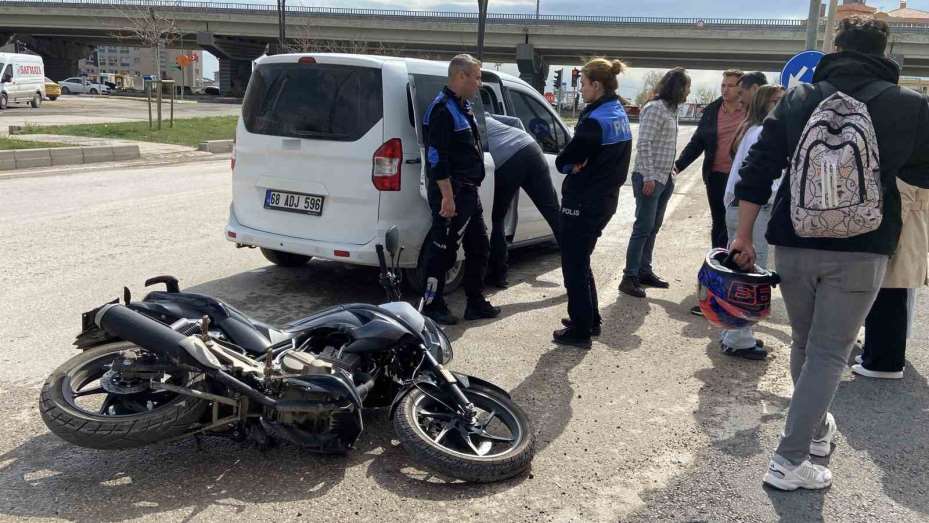 Motosikletle hafifi ticari aracın çarpıştığı kaza kamerada