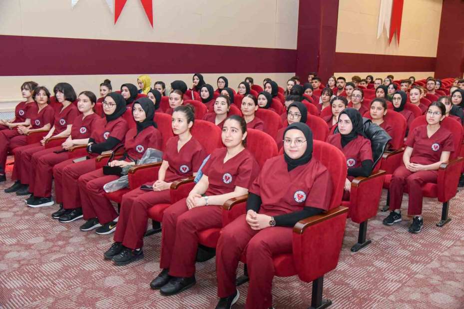 KMÜ’de hemşirelik bölümü öğrencilerine forma giyme töreni düzenlendi