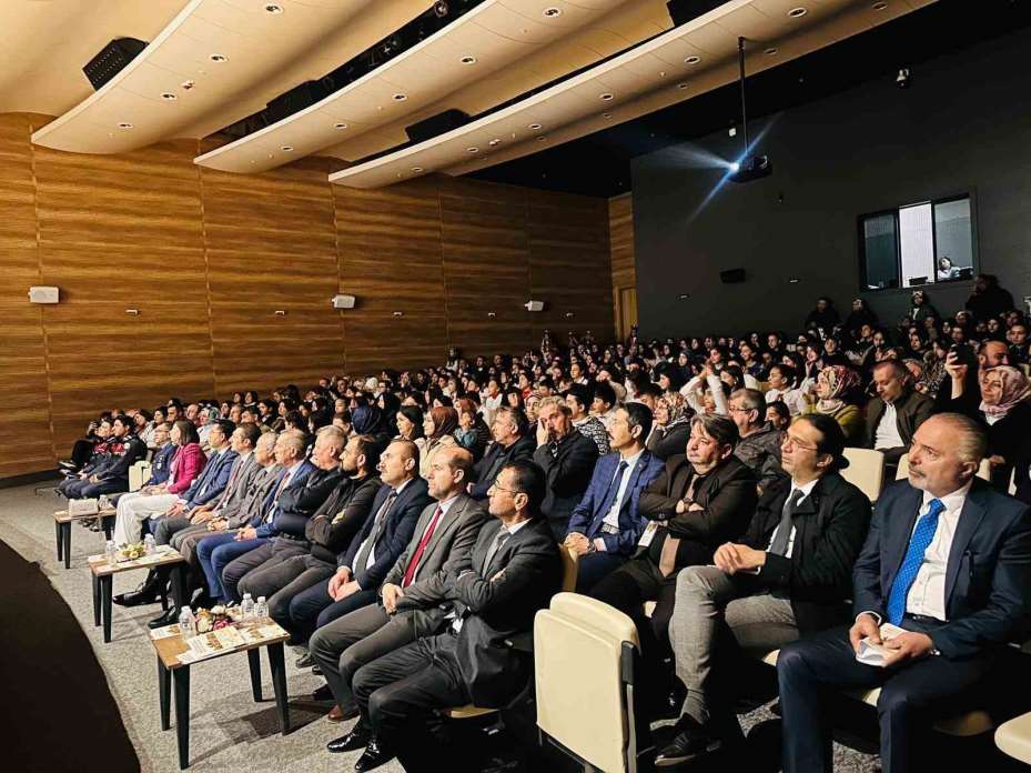 "Bir Destandır Kut’ül Amare" oyunu tiyatroseverlerle buluştu