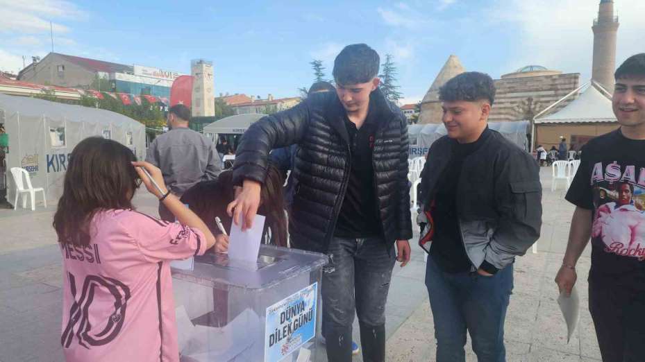 Geleceğe dair dileklerini 5 yıl sonra açılmak üzere yazdılar