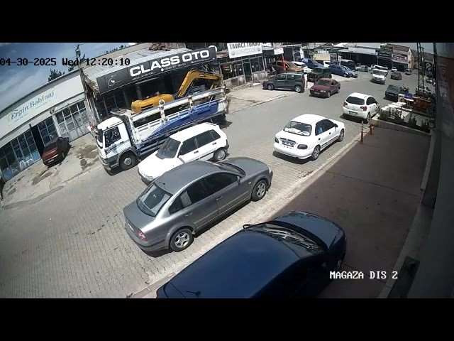 Freni boşalan kamyon geri kaçtı, 4 araca çarparak durabildi