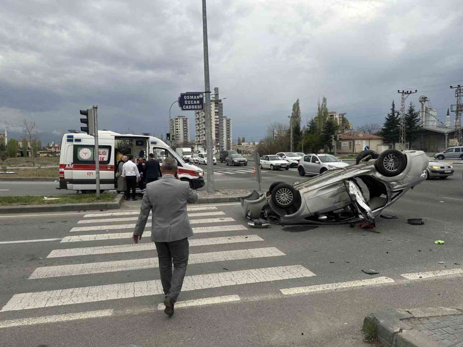 Belediye otobüsü ile otomobil çarpıştı: 9 yaralı