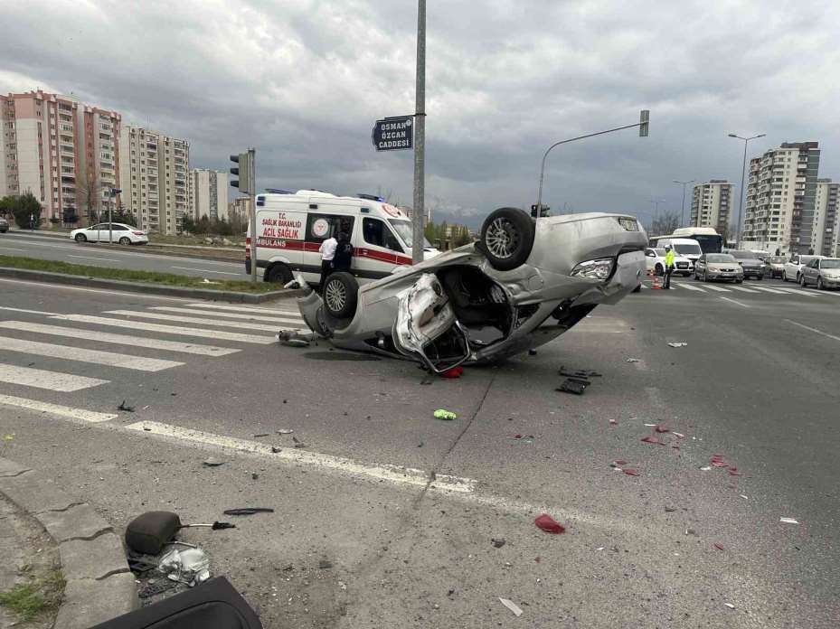 Belediye otobüsü ile otomobil çarpıştı: 9 yaralı