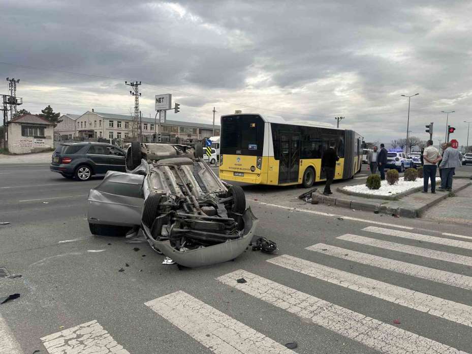 Belediye otobüsü ile otomobil çarpıştı: 9 yaralı