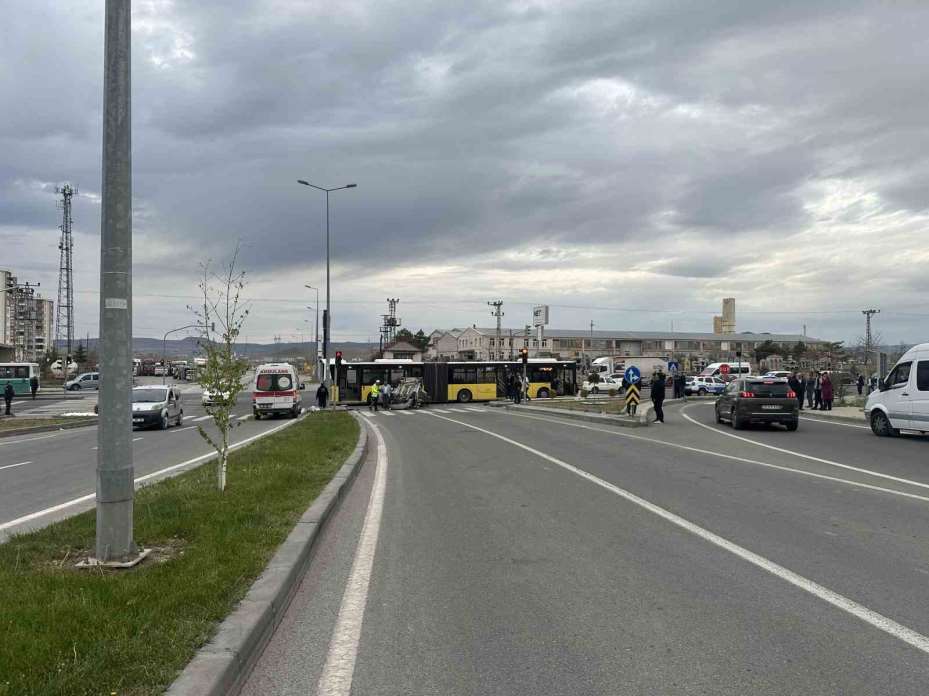 Belediye otobüsü ile otomobil çarpıştı: 9 yaralı