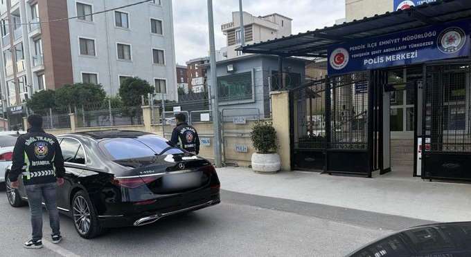 Bakan Yerlikaya: "Aracın üzerindeki trafikte geçiş üstünlüğü hakkı çakar iptal edildi"