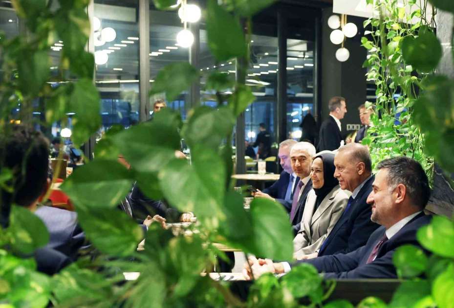 Cumhurbaşkanı Erdoğan, kafede vatandaşlarla sohbet etti