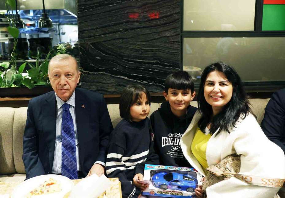 Cumhurbaşkanı Erdoğan, kafede vatandaşlarla sohbet etti