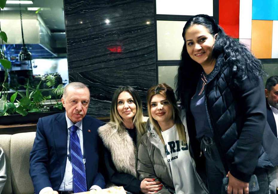 Cumhurbaşkanı Erdoğan, kafede vatandaşlarla sohbet etti