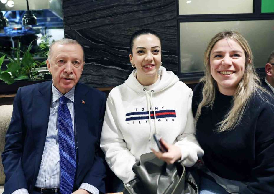Cumhurbaşkanı Erdoğan, kafede vatandaşlarla sohbet etti