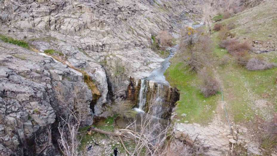 Yozgat’ta bahar güzelliği: Evci köyü şelalesinde görsel şölen başladı