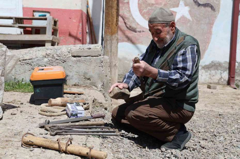 77 yaşındaki son nalbant ustası, 63 yıldır mesleğini sürdürüyor